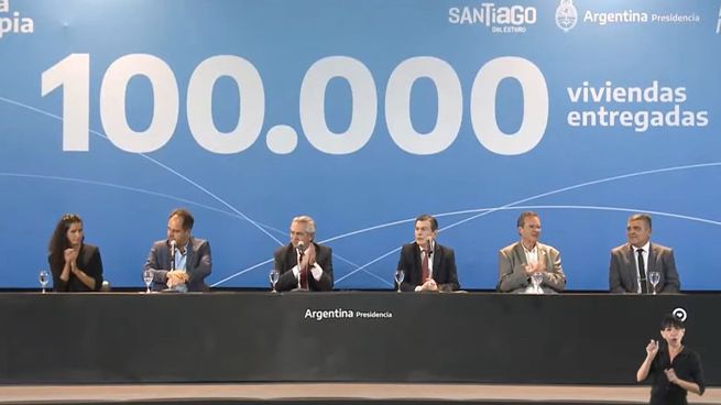  Alberto Fernández entregó en Santiago del Estero la vivienda 100 mil de su gestión
 