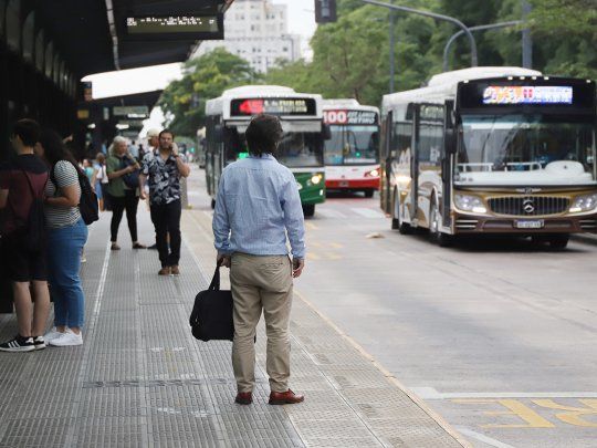  Continúa el paro de colectivos: 23 líneas no circulan por el AMBA
 