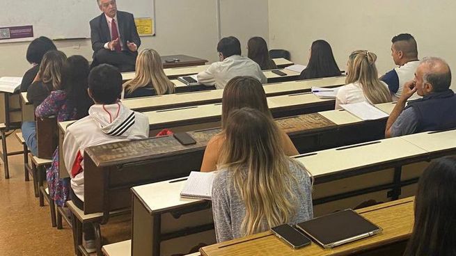  Albero Fernández volvió a dar clases de Derecho en la UBA 
 