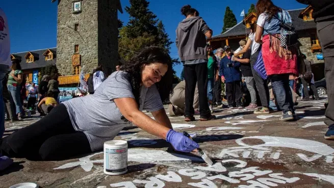  Con aguarrás y aceite, intentaron evitar que pintaran pañuelos en Bariloche
 