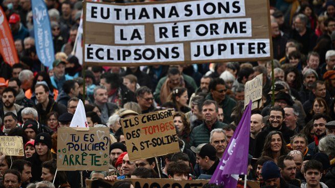  Francia: el Consejo Constitucional validó la reforma jubilatoria y aumentan las protestas
 