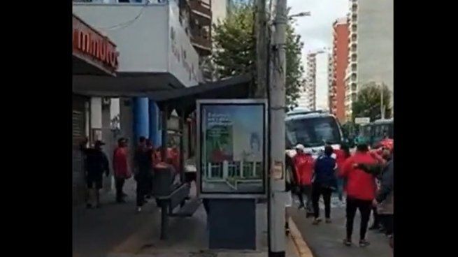  Incidentes en Avellaneda: hinchas de Independiente atacaron la sede de Racing
 