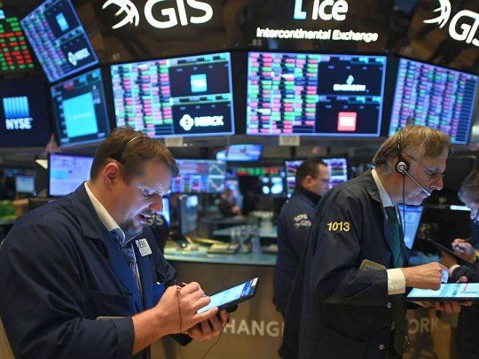  Wall Street opera mixto con inversores pendientes de balances corporativos y señales de la Fed
 