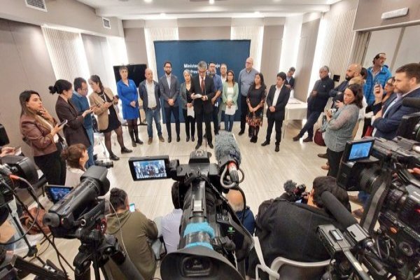 Gobierno y trabajadores acuerdan adelantar el alza de salario mínimo a $ 500 mil el próximo año