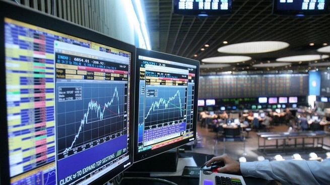  El S&P Merval continúa su rally alcista pero riesgo país vuelve a alcanzar los 2.400 puntos
 
