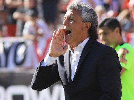  Néstor Gorosito, enfurecido con el arbitraje: 