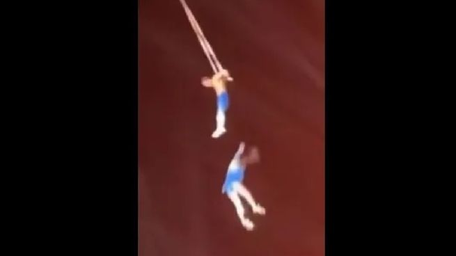  Una trapecista china murió al caer desde gran altura: tremendo video
 