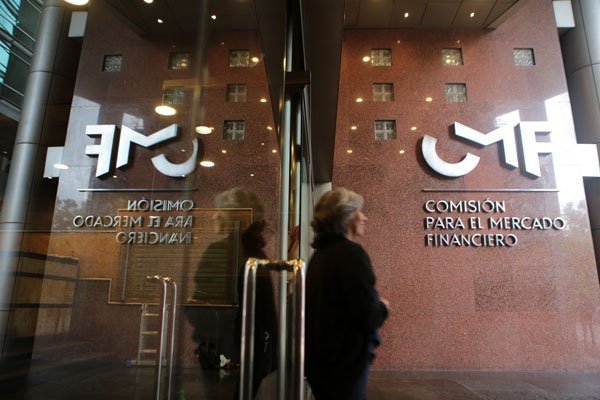 CMF multa a exejecutivos de Bci y Confuturo por comprar acciones con información privilegiada