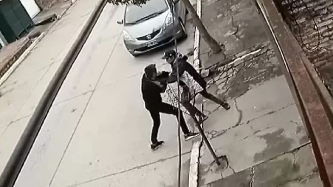  Apuñaló a un vecino que se resistió a un robo
 