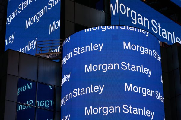 Acciones de Morgan Stanley caen tras reportar mayores provisiones por pérdidas y un fuerte retroceso en banca de inversión