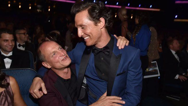  Woody Harrelson confirmó que podría ser hermano biológico de Matthew McConaughey
 