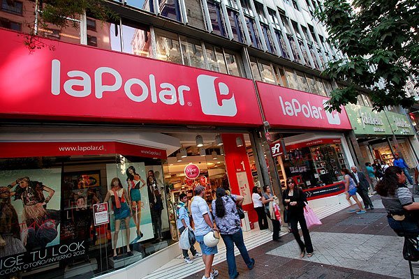 Acción de La Polar se desploma 17% a medida que escala caso de presunta ropa falsificada