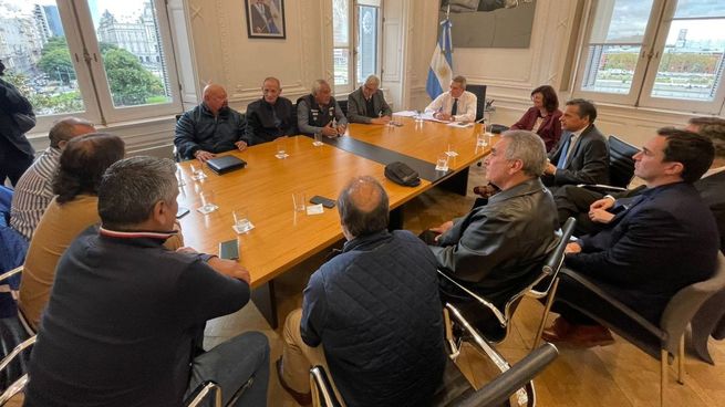  Portuarios levantan paro y normalizan actividad tras reunión con el Gobierno
 