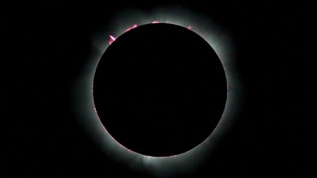  Impresionante eclipse solar híbrido en Australia, ante 20.000 espectadores
 