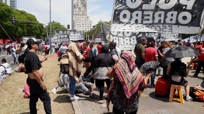  Piqueteros marcharán a Desarrollo Social tras el acampe en Plaza de Mayo
 