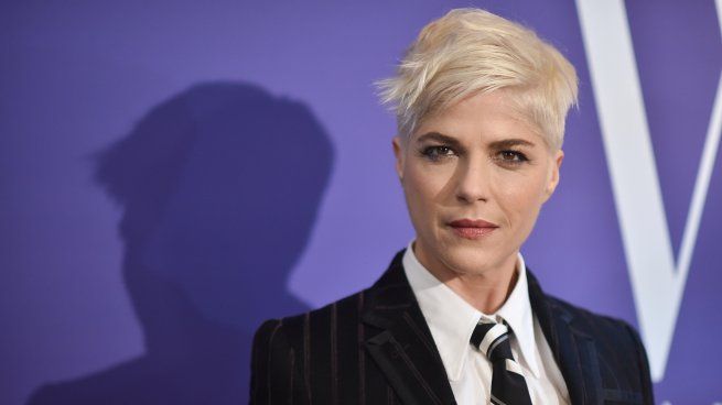  Selma Blair reveló que ocultó sus síntomas de esclerosis múltiple para mantener su carrera
 