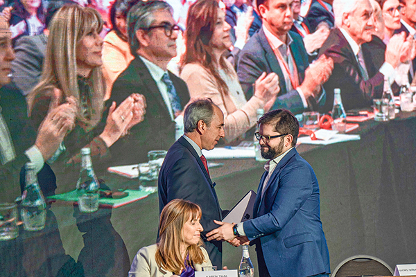 Un Boric conciliador compromete “cambios graduales y continuos” en cita empresarial