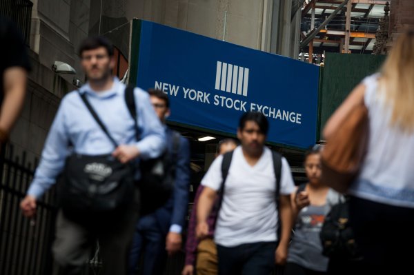 Futuros de Wall Street bajan previo a nuevos índices de actividad en EEUU