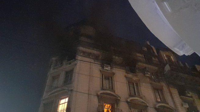  Incendio en la Ciudad de Buenos Aires: bomberos trabajan en un edificio de Balvanera
 