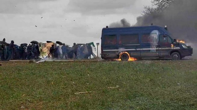  Francia: impresionante batalla campal en un poblado contra los embalses agrícolas
 