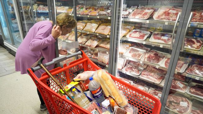  Tras el salto de la inflación, advierten por disparidad en la carrera entre precios y salarios
 