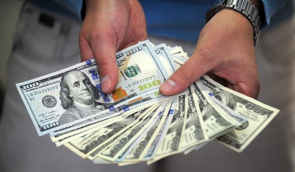 Dólar abre al alza y supera los $810 tras anuncio de reducción de forwards del Banco Central