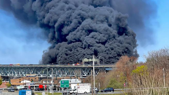  Así se se incendia un camión de combustibles en segundos
 