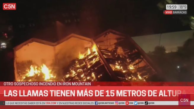  Incendio en un depósito de Iron Mountain: sigue sin control y ya se derrumbaron dos paredes
 