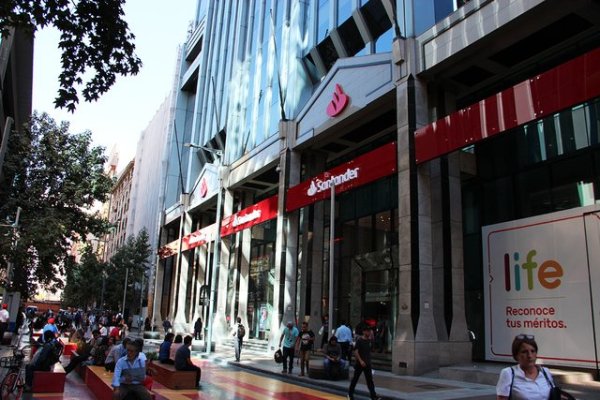 Banco Santander Chile cosecha ingresos por aumento de número de clientes, pero aportes de ganancias a la matriz caen 20%