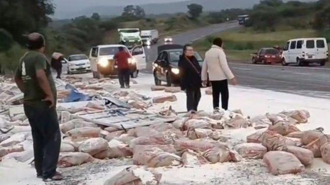  Saquean un camión repleto de harina que volcó en una ruta de Salta
 