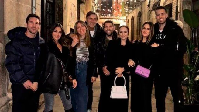  Messi cenó con dos referentes del Barcelona mientras los hinchas se ilusionan con su regreso
 