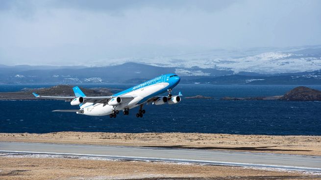  Un pasajero fue detenido en pleno vuelo: le había robado a las azafatas
 