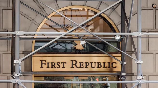  Acciones del First Republic vuelven a derrumbarse otro 30% en medio de rumores de rescate
 