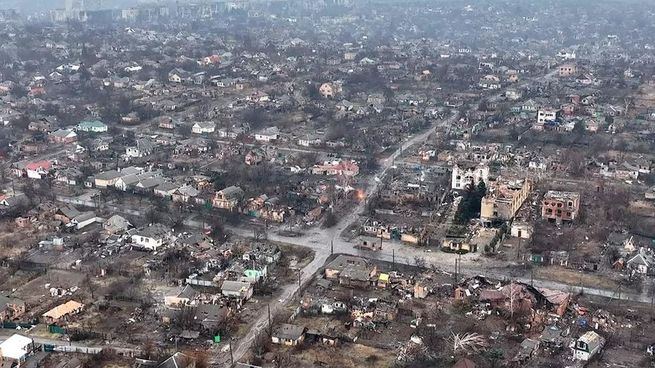  Guerra en Ucrania: así se ve desde el aire la destrucción de la ciudad de Bajmut
 