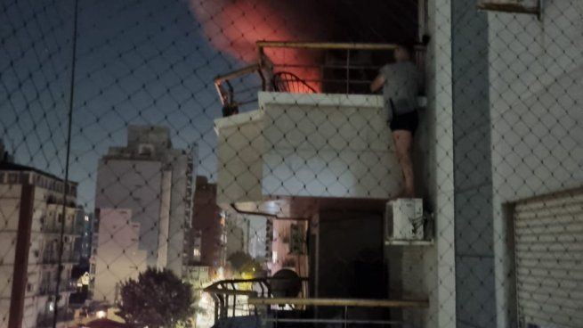  De terror: una pareja tuvo que escapar por el balcón en medio de un incendio
 