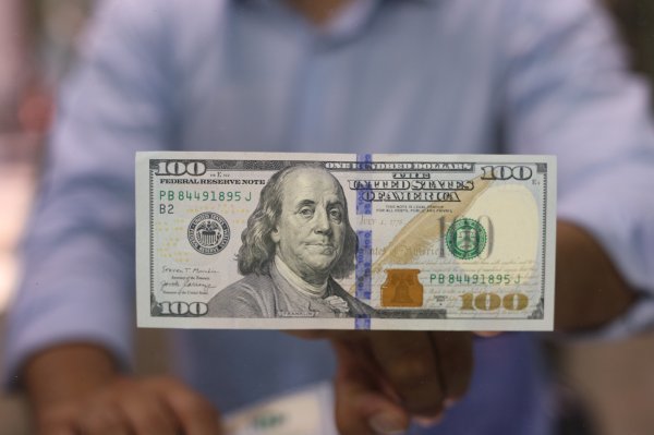Dólar abre con leve alza tras dato de inflación clave para la Fed que estuvo dentro de lo esperado