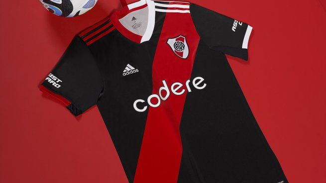  River presentó su nueva camiseta suplente: volvió la negra con la banda roja
 