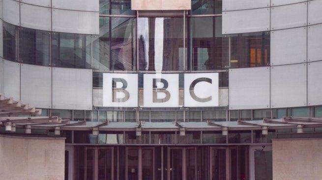  Renunció el presidente de la BBC en medio de un escándalo por un préstamo a Boris Johnson
 