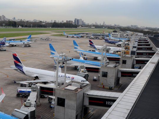  Fin de semana largo: trasladan vuelos de Aeroparque a Ezeiza por medida gremial
 