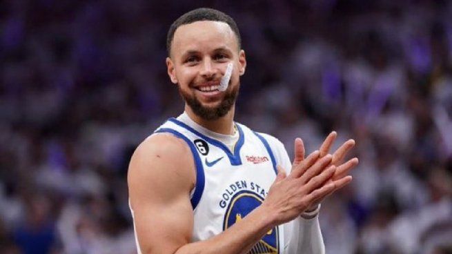  Curry rompió el récord de puntos en un 7mo juego y los Warriors eliminaron a Sacramento
 