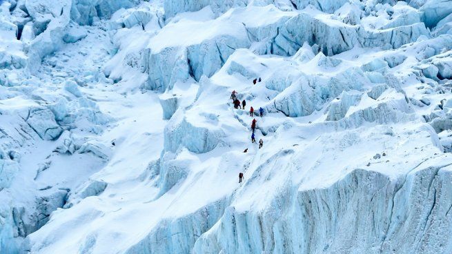  Un escalador estadounidense murió mientras subía el Everest
 