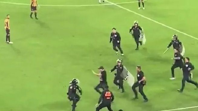  Invadió el campo de juego en pleno partido y protagonizó un divertido momento
 