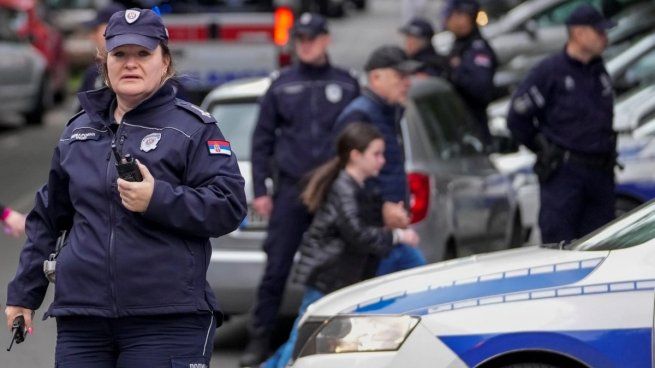  Terror en una escuela de Serbia: un alumno ingresó y mató a tiros a nueve estudiantes 
 