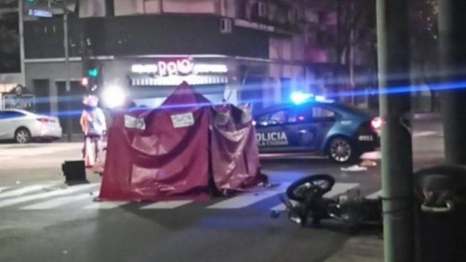  Perdió el control del auto, mató a un motociclista y terminó adentro de una farmacia
 