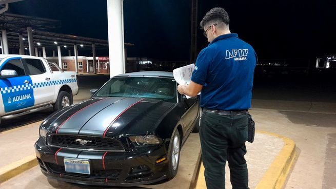  Tenía un Ford Mustang y dijo que era turista para no pagar impuestos: se lo embargaron
 