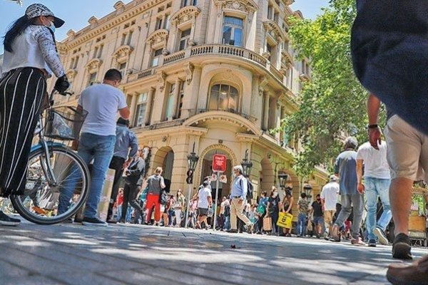 Tras 17 caídas mensuales, el índice real de remuneraciones sube en marzo