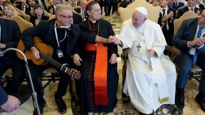  Noche argentina en el Vaticano: León Gieco cantó para el papa Francisco
 