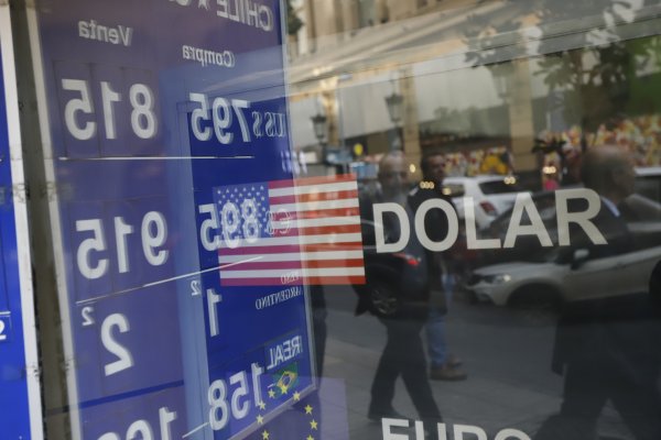 El dólar deja atrás la elección constitucional y sube en la apertura pendiente de nuevos datos económicos