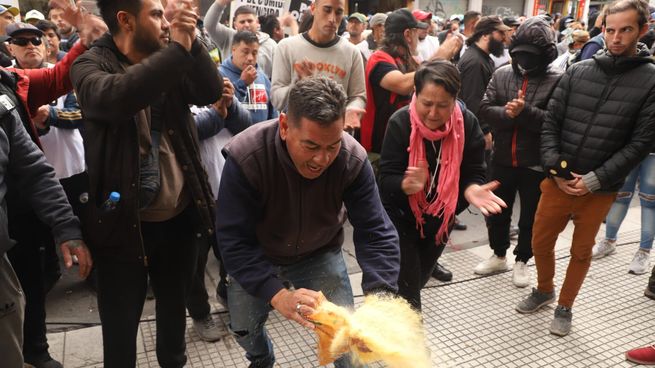  Tensión entre piqueteros y la policía frente a Desarrollo Social 
 