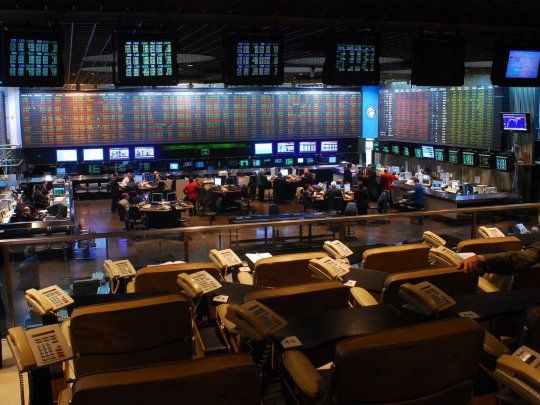  El S&P frena racha alcista a contramano de Wall Street, que festeja dato de inflación en EEUU
 